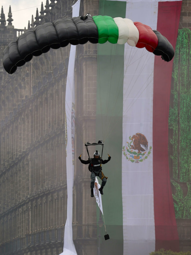 Las mejores fotos del desfile cívico militar por el 215 Aniversario de la Independencia de México - desfile-militar-16-septiembre-independencia-sheinbaum-2025-7-766x1024