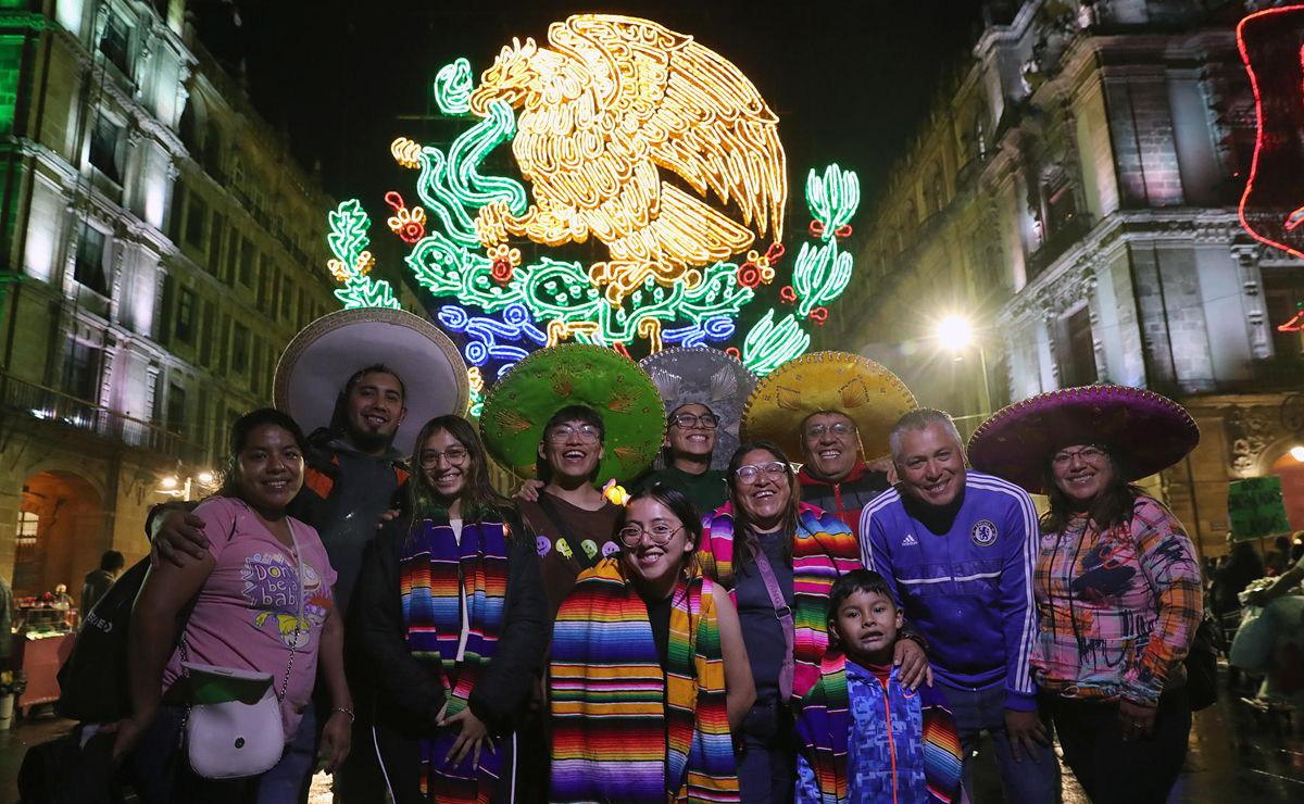 México se prepara para el primer Grito de Independencia de una presidenta - familia-disfruta-de-la-iluminacion-del-zocalo-capitalino-con-motivo-de-la-independencia-de-mexico