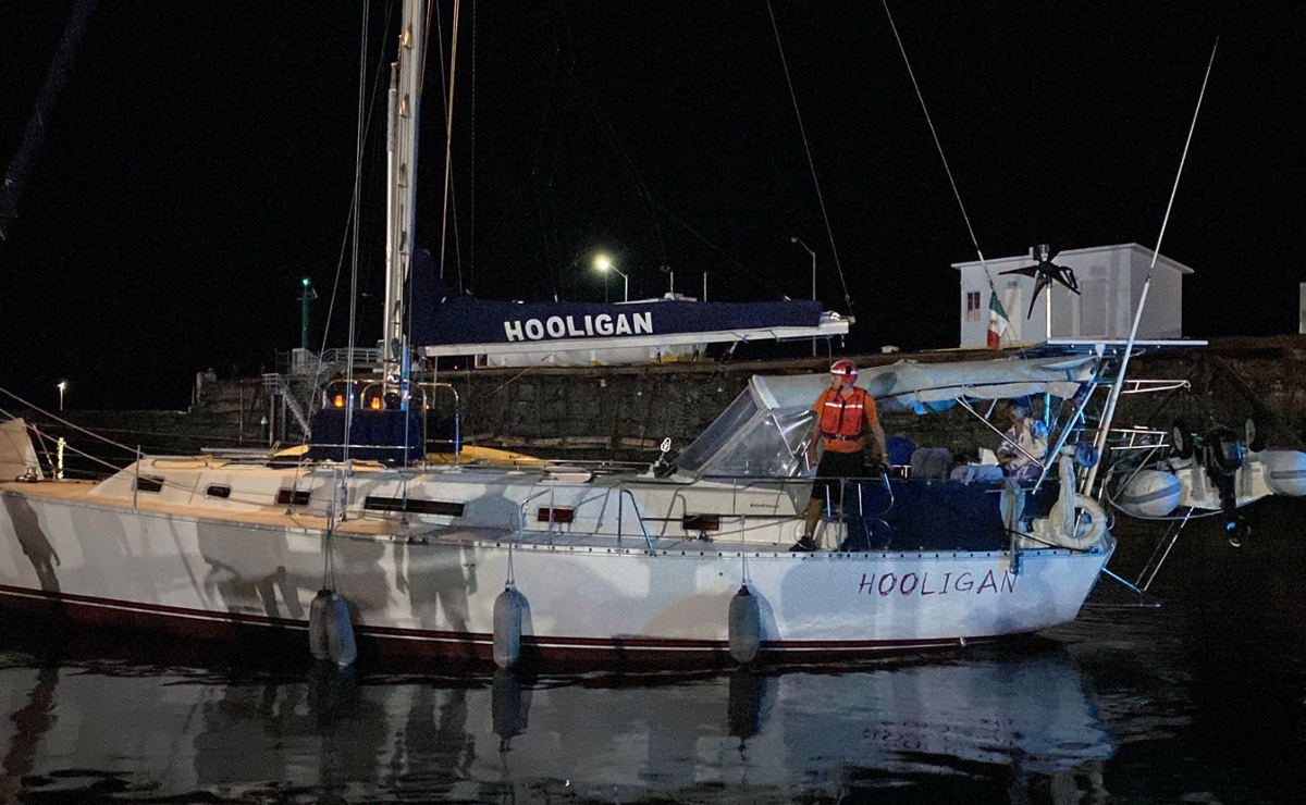 Marina rescata a extranjero herido cuya embarcación quedó a la deriva, en BCS - marina-remolca-velero-de-extranjero-rescatado-en-aguas-de-bcs