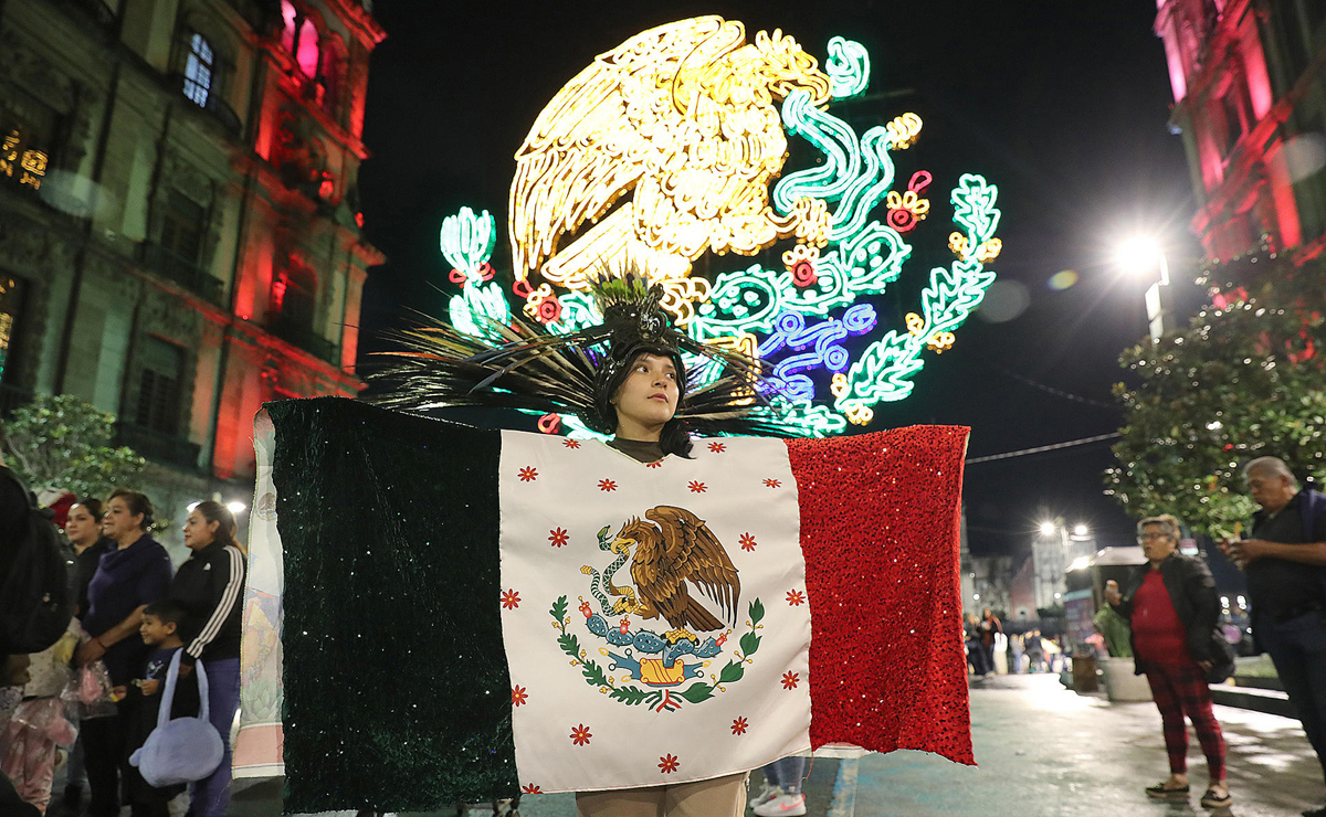 México se prepara para el primer Grito de Independencia de una presidenta - mujer-con-atuendo-patriotico-en-el-zocalo-de-la-cdmx