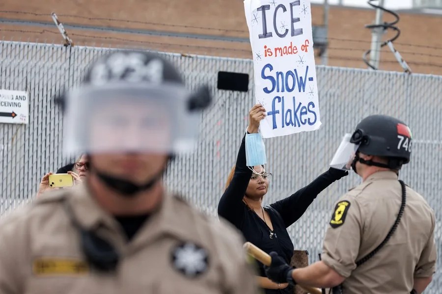 chicago-ice-3-1 El ICE recurrió a tácticas violentas para reprimir la protestas migratorias en Chicago, dice Human Rights Watch