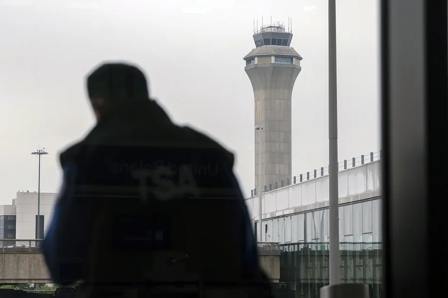 0515_newarkairport03-usa-newark-airport-delays