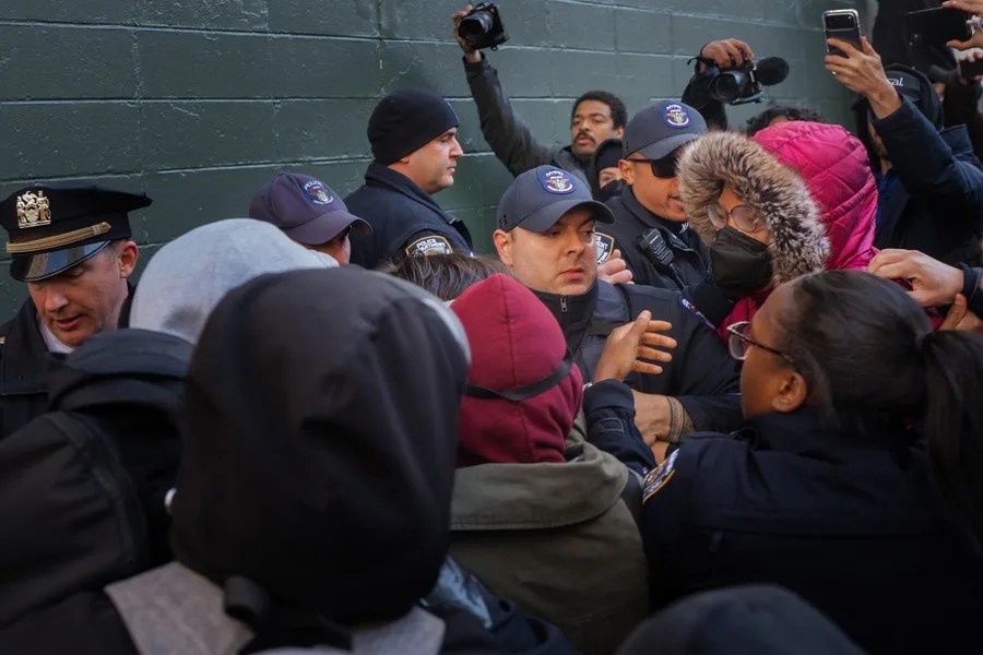 Varios manifestantes son arrestados por bloquear el paso a agentes migratorios en Nueva York
