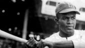 Foto ilustrativa de la nota titulada: Jackie Robinson, el primer beisbolista afroamericano que jugó en Grandes Ligas