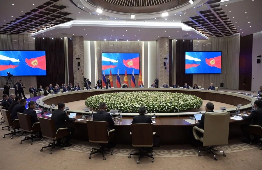 El presidente ruso, Vladímir Putin (centro, atrás), y el presidente kirguiso, Sadyr Japarov, asisten a una reunión de formato ampliado en el edificio de la Administración Presidencial Yntymak Ordo en Biskek, Kirguistán