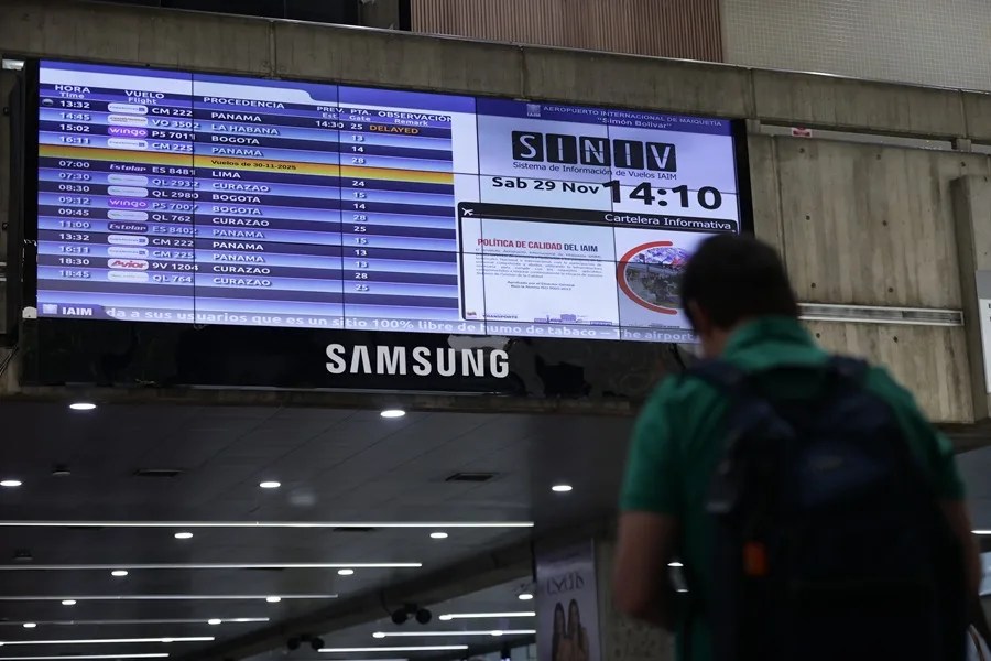 Trump eleva la tensión con Venezuela y las aerolíneas toman precauciones para operar en el país